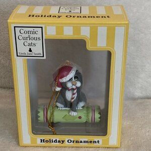 NEW 2007 Comic Curious Cats Christmas Ornament Grey Kitten Red Santa Hat crayon
